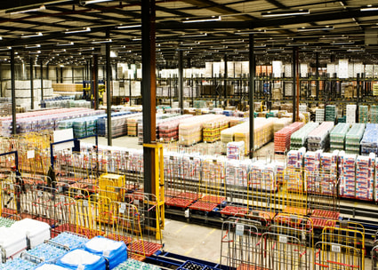 Logistikcenter von innen bei Denner Magazzino